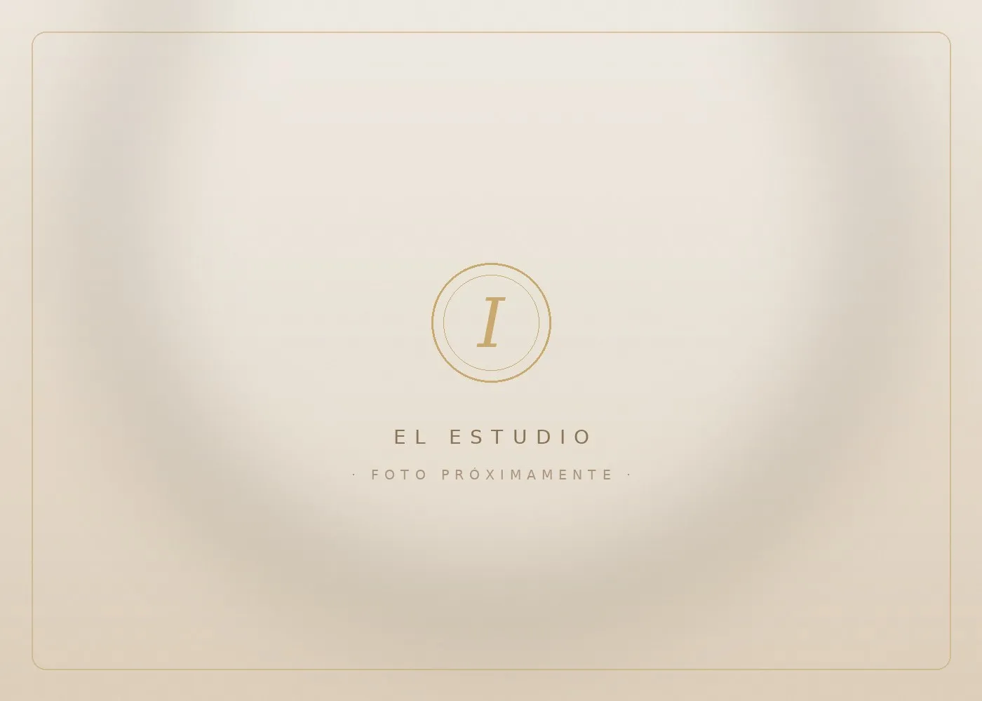 Interior del estudio Ivory, ambiente sereno y luminoso