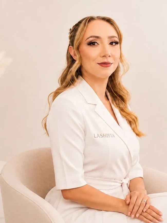Kim, lash artist y fundadora de Ivory Studio